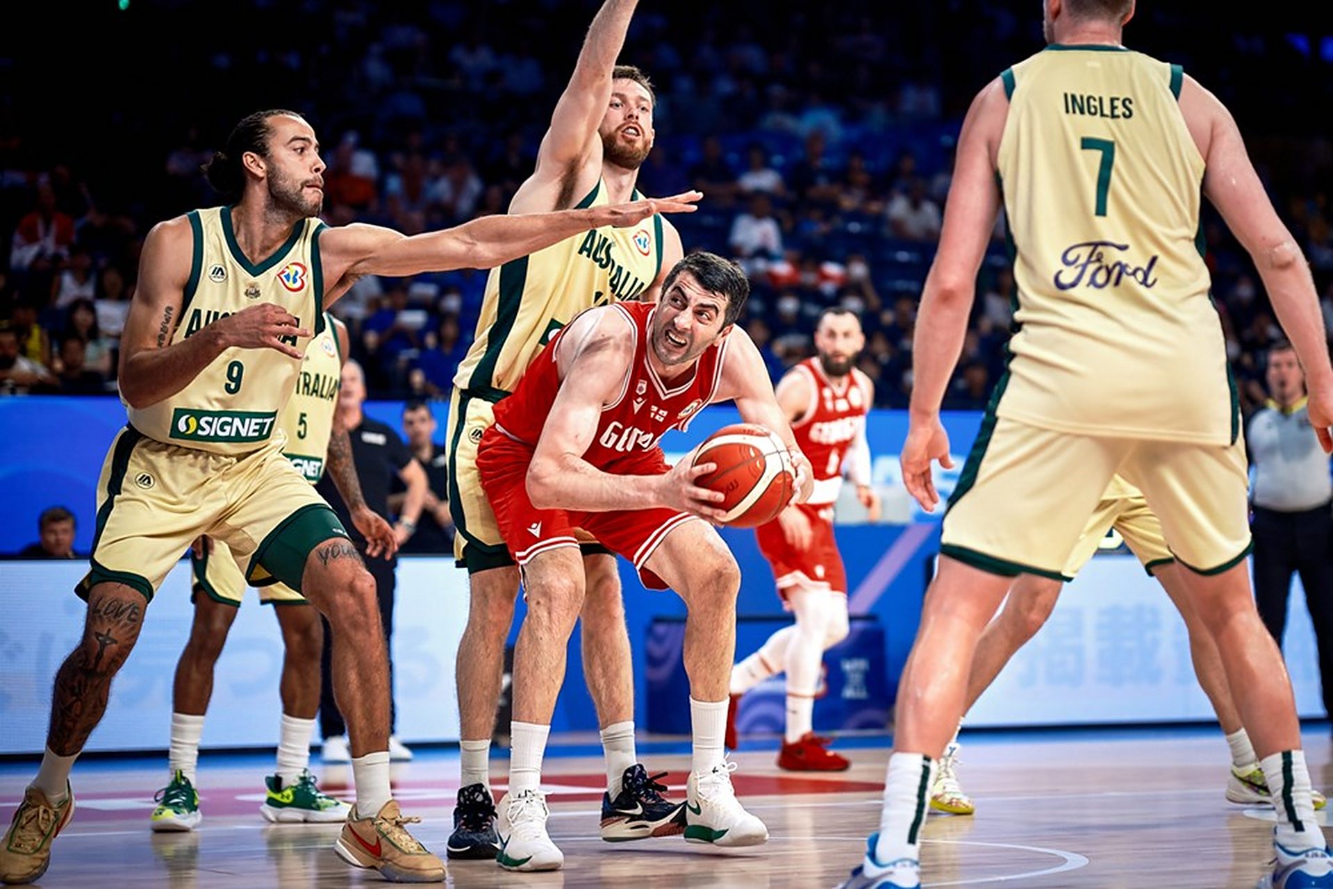 加拿大男篮轻取法国男篮，拉文统治全场