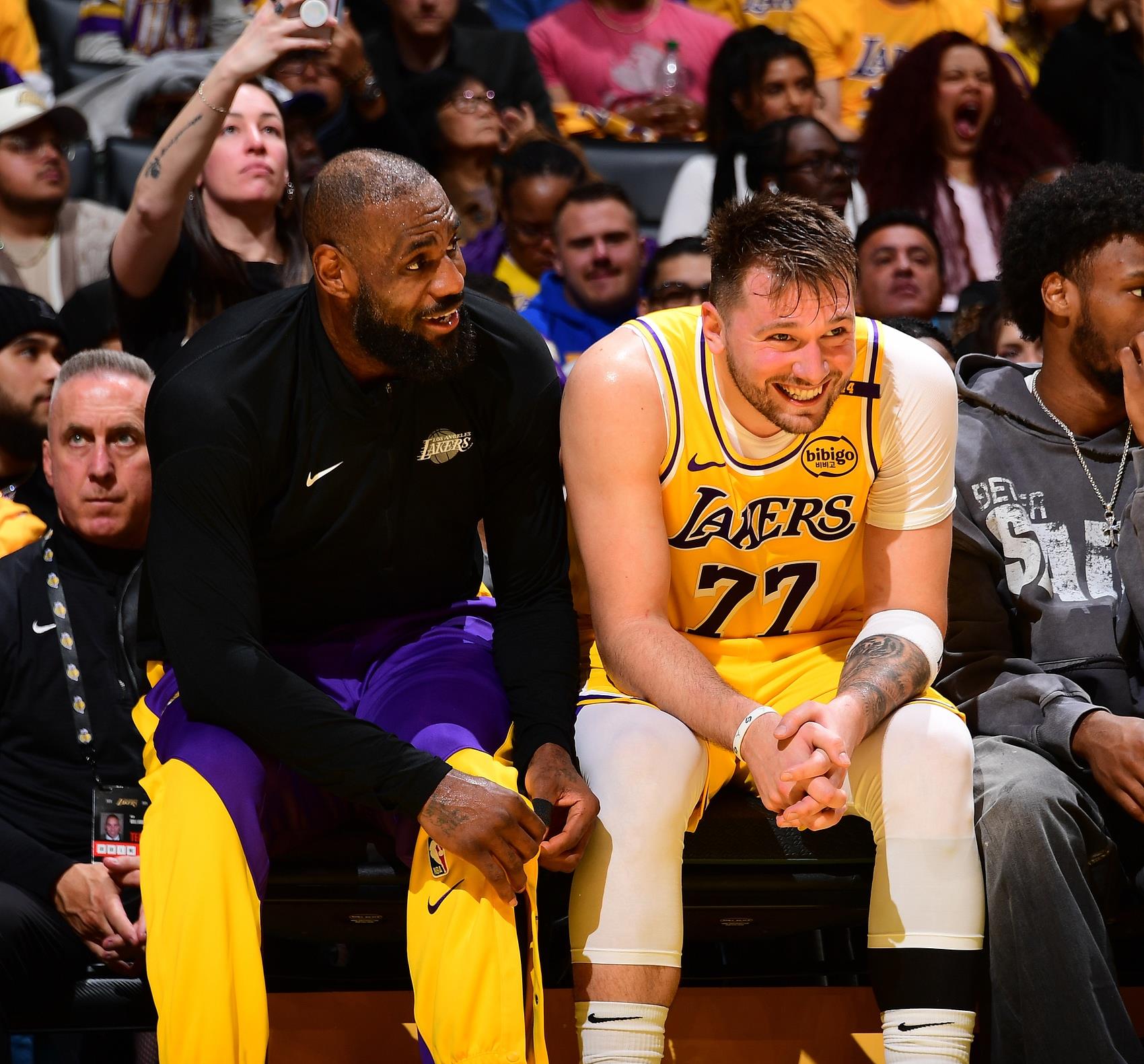 爱游戏入口-猛龙险胜湖人，布克点燃赛场