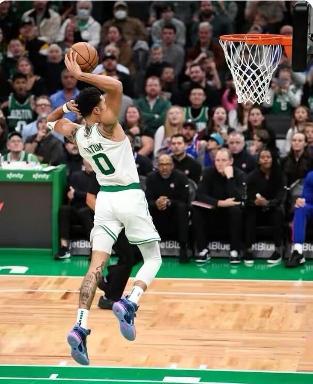 北京队轻取上海队，塔图姆关键制胜