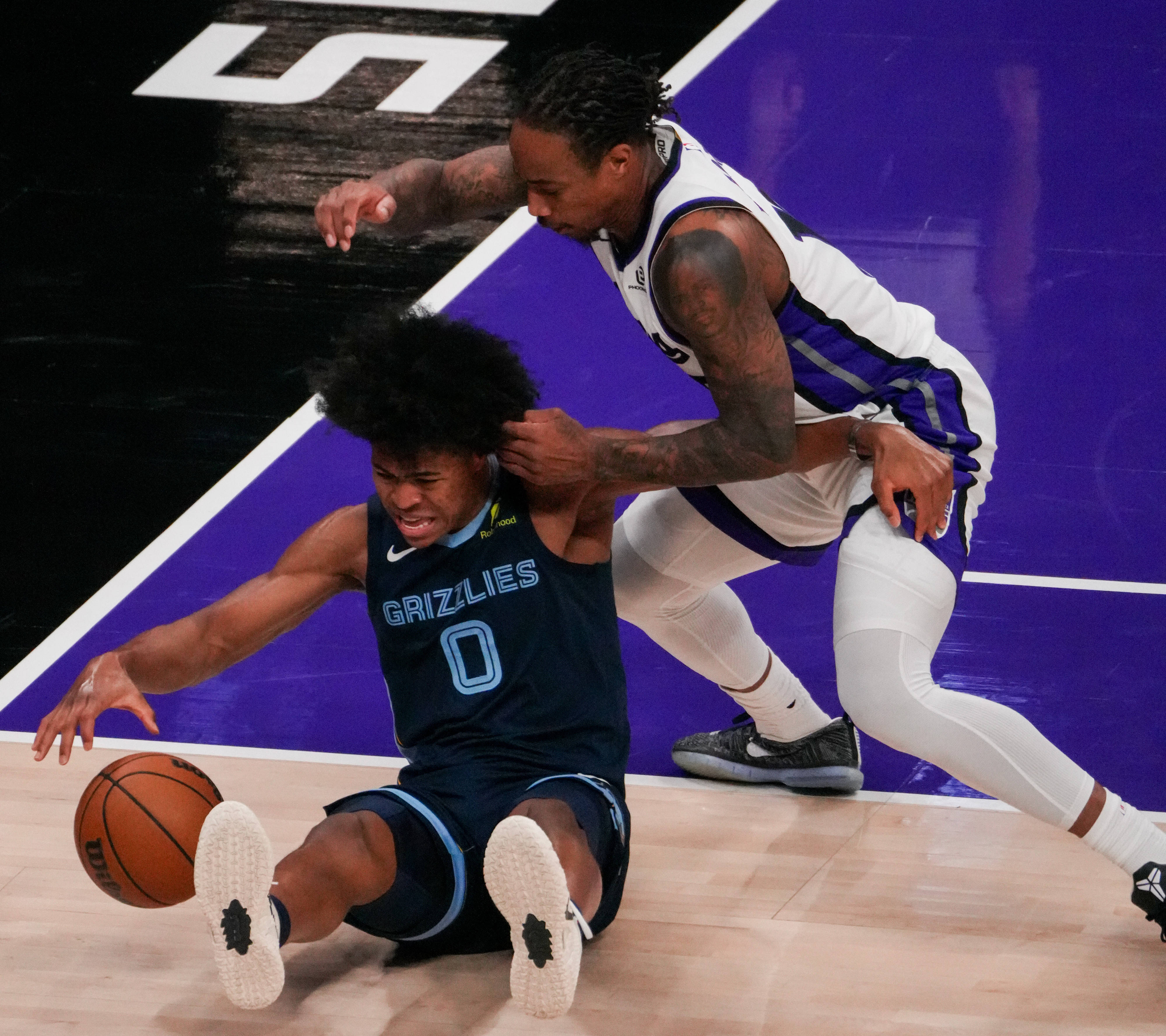 灰熊完胜广东队,拉文点燃赛场 灰熊完胜广东队,拉文点燃赛场