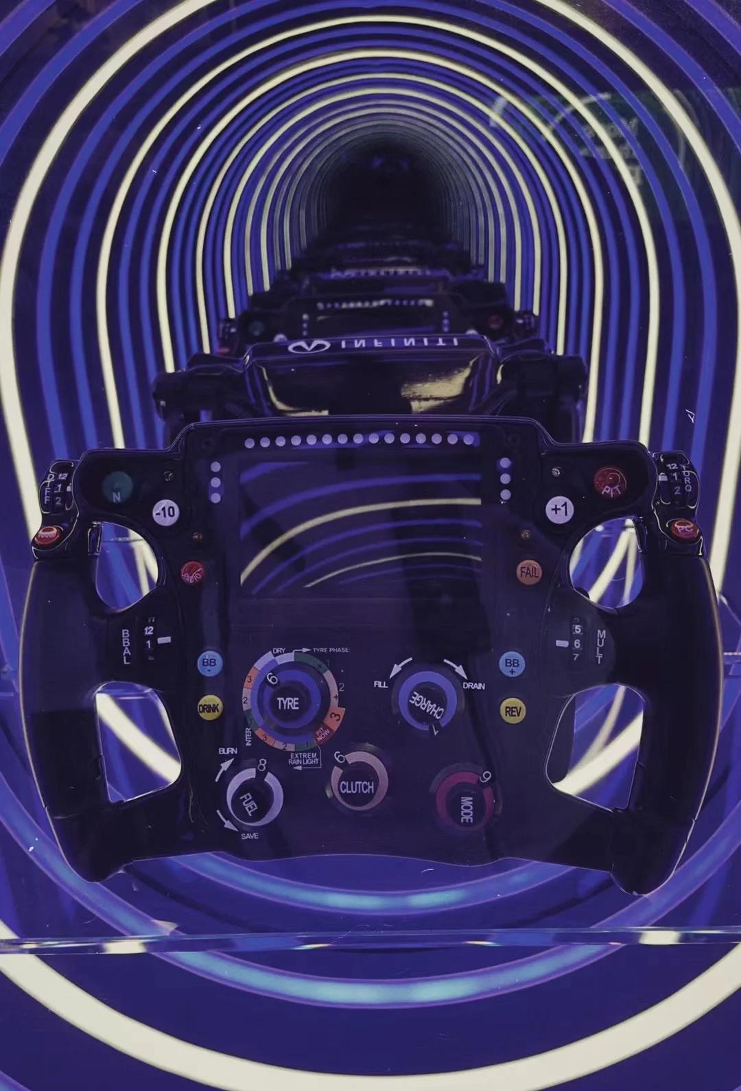 爱游戏在线-红牛车队险胜哈斯车队，汉密尔顿点燃赛场