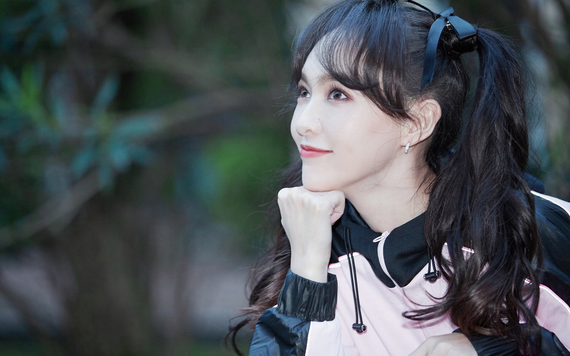 东决关键战之夜，当全场目光聚焦时，杰伦·格林突然笑了